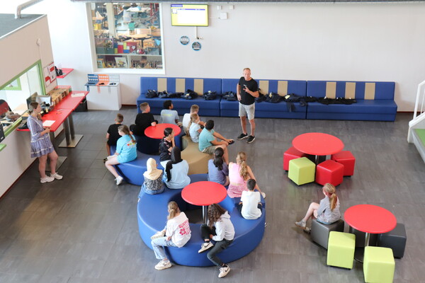 Fotobijschrift: Leerlingen maken kennis met elkaar en de school om na de zomervakantie goed te starten in de symbioseklas. Foto: Lisa Hoed-Belt, Pro College Boxmeer