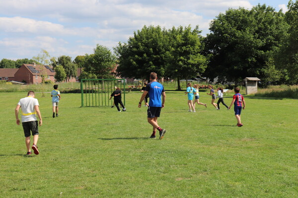 Fotobijschrift: Leerlingen van de symbioseklas spelen voetbal tijdens de kennismakingsmiddag op het pro College in Boxmeer. Foto: Lisa Hoed-Belt, Pro College Boxmeer