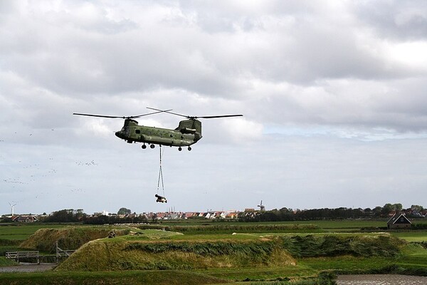 Een Chinook transporthelikopter van het 298 Squadron in actie boven Texel. (foto: Pa3ems)