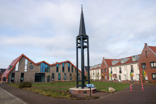 Klokproject in Overloon onthuld: klok en torenspits na bijna eeuw weer samen