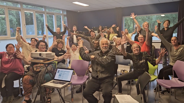 Theatervoorstelling Feestroute brengt echte verhalen tot leven in Boxmeer Noord