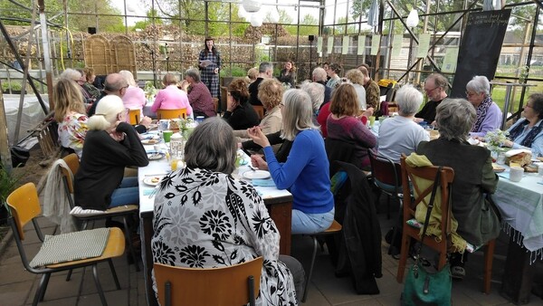 Poëzie en muziek tijdens poëtisch ontbijt in Wereldtuin Verdeliet in Cuijk