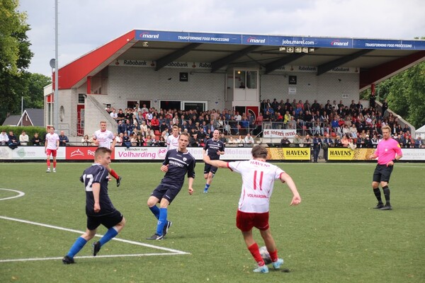 Tim Martens haalt uit voor Volharding tegen Deurne (foto: Toon Gerrits)