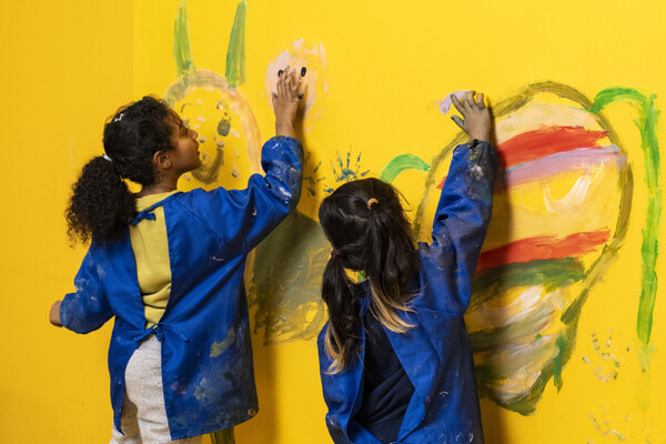 Help De Vrolijkheid 1000 schilderschorten in te zamelen voor kinderen op Nederlandse asielzoekerscentra! 🎨