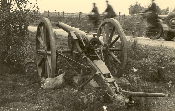 Het 8 staal kanon na de slag met de afvuur pistolen verwijderd en de sluitstukken onklaar gemaakt (archieffoto's: collectie Mill1940.nl)