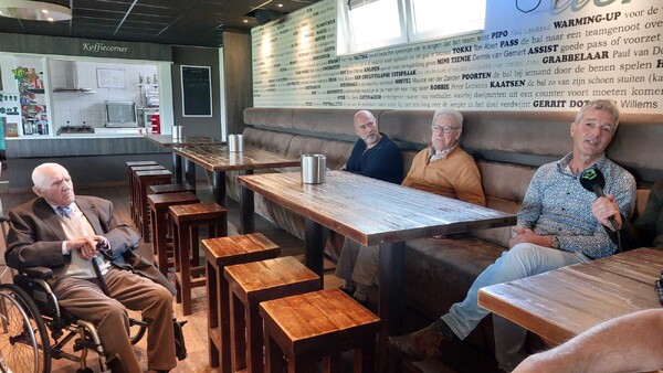 Links Jo Centen en op de bank van links naar rechts Guido Willems, Piet Willems en Marco Verheijen (foto: W.V.V. Constantia)