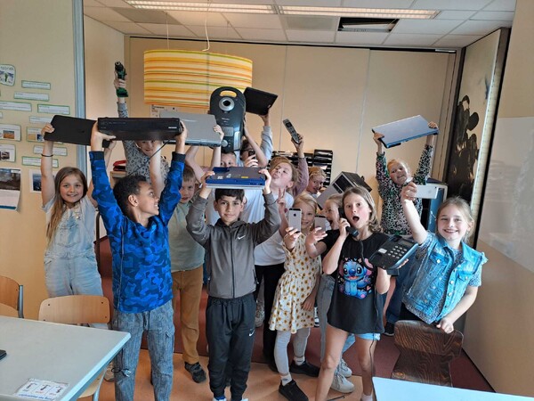Groep 5/6 c van basisschool Leander zamelen oude elektronica in voor E-waste Race