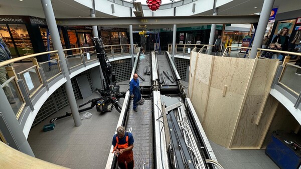 De oude rolbanen werd eerst verwijderd