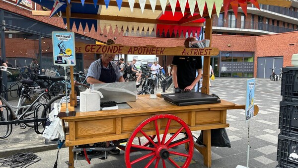 Hollandse nieuwe trekt veel bekijks op Lavendelplein in Cuijk