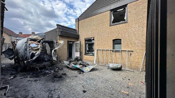 FOTO'S: Bestelbus ontploft bij woning in Mill, één gewonde