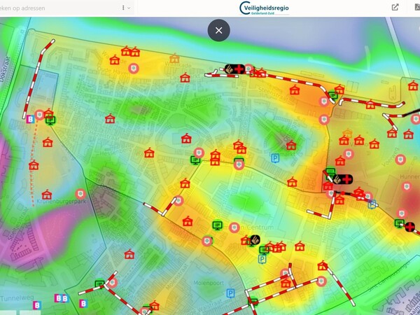 Heatmap van de binnenstad van Nijmegen tijdens de Vierdaagsefeesten. Rood toont de grootste publieksdrukte. De kaart helpt de Veiligheidsregio bij het realtime aansturen van hulpdiensten en afsluitingen