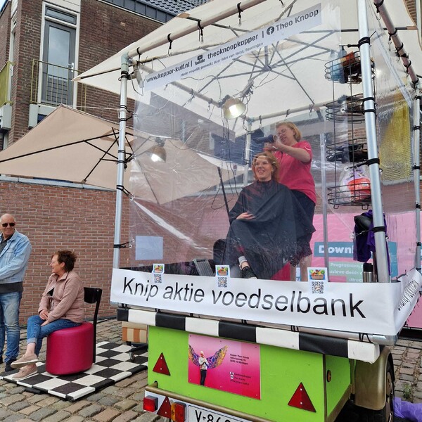 Kapsteractie langs Vierdaagseroute zamelt geld in voor dak- en thuislozen