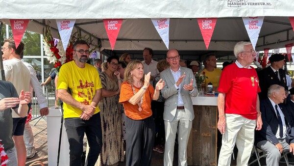 Burgemeester Moorman en wethouder Hendriks verwelkomen de wandelaars in Cuijk