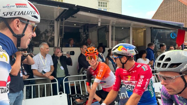 Thymen Arensman triomfeert in Boxmeer na imposante Tour: ‘Ik kan het nauwelijks geloven’