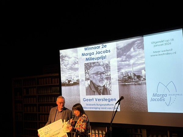 Verstegen neemt de prijs in ontvangst (foto: Rob Jaspers)