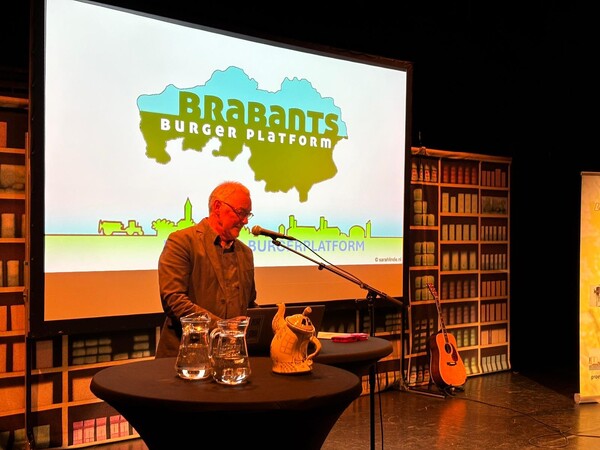Verstegen spreekt de zaal toe (foto: Rob Jaspers)
