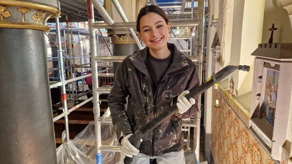 19-jarige Fabienne restaureert eeuwenoude kerk Katwijk: 'Een eer om te doen'