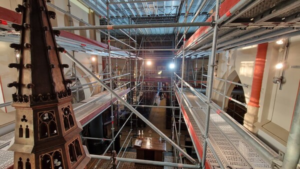 Kerk in de steigers (foto: Tom Berkers)