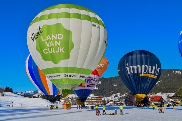 Land van Cuijk-ballon zweeft boven de Alpen: 'Je moet goed aangekleed de ballon in'