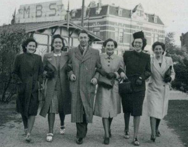 Joke de Wijze staat als tweede van links op de foto (foto: oorlogsdodennijmegen.nl)