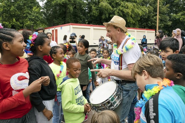 Wolkentheater bezoekt AZC Grave met voorstelling voor kinderen