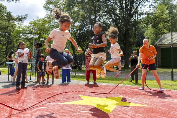 Wolkentheater bezoekt AZC Grave met voorstelling voor kinderen