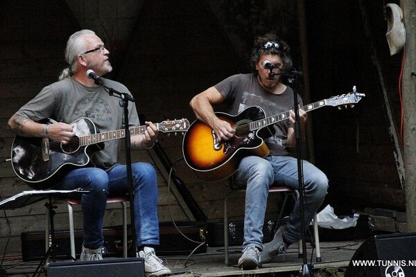 Rock- en bluesduo Two Stools speelt op 1e Pinksterdag in Mill