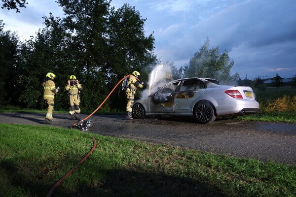 Rijdende auto vat vlam op Achterdijk in Mill