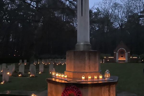 Kerstavond vol licht bij oorlogsgraven Overloon