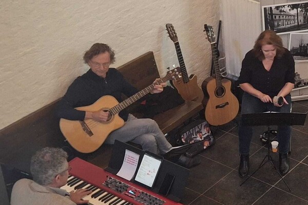 Suukerbietels brengen Beatles in het Nederlands naar Millse Mariakapel