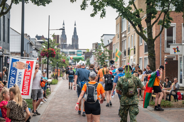 Land van Cuijk deelt herkenbare shirts uit aan vierdaagselopers