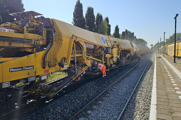 Werk aan de Maaslijn: ellenlange alleskunner pakt tweehonderd meter spoor per uur aan