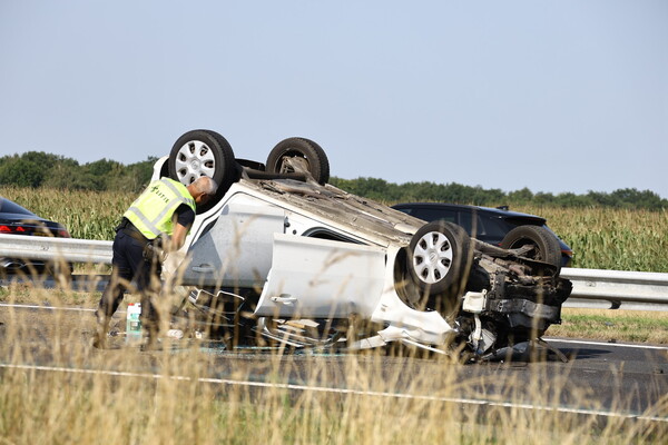 Auto over de kop op A73