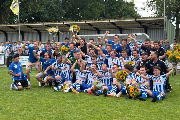 De Zwaluw promoveert naar vierde klasse na overtuigende nacompetitiezege