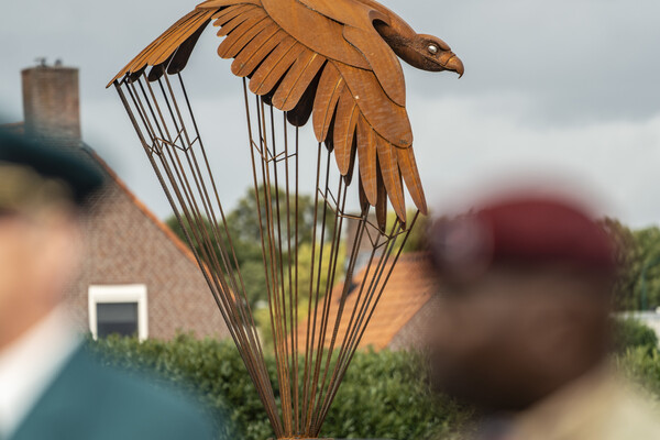 Amerikaanse parachutist uit WOII geëerd met groot monument: 'what a wonderful artwork'