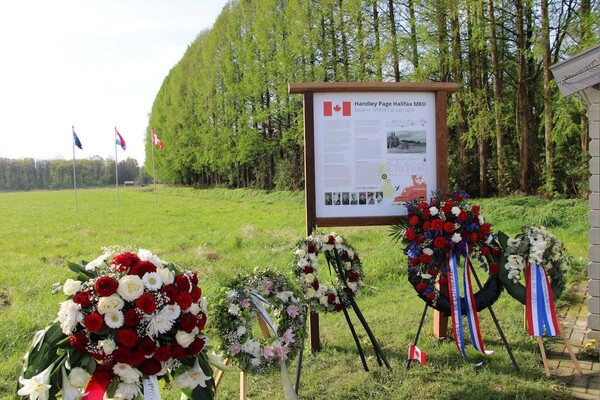 Herdenkingsbord voor gecrashte Lancaster onthuld in Stevensbeek