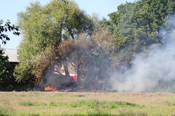 Brand bij woning in Vianen slaat over op tuin en kas