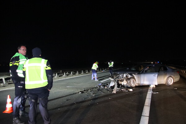 Auto botst tegen vangrail op A77