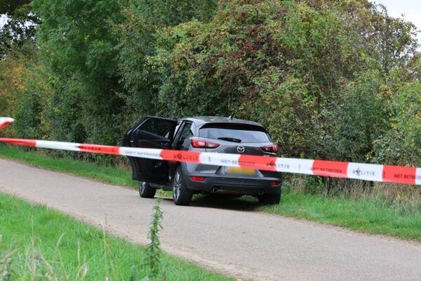Dode man in auto mogelijk omgekomen in drugslab en daarna vervoerd