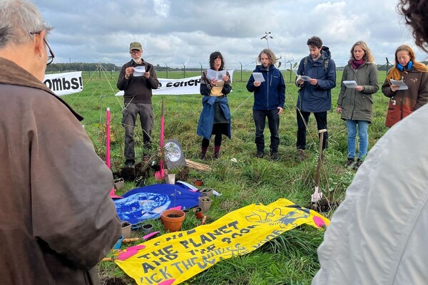 Vijf demonstranten opgepakt bij vliegbasis Volkel na graven tunnel