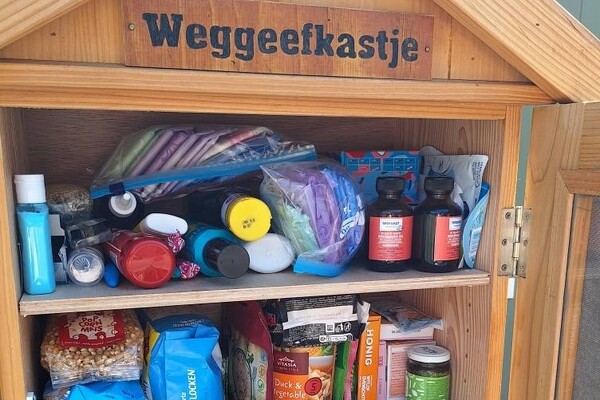 Cuijkse Petra zoekt nieuwe donaties voor haar weggeefkastje: ‘Niet iedereen kan of wil naar de Voedselbank’