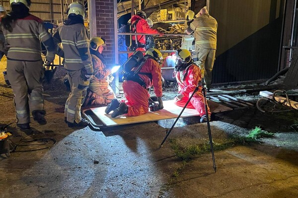 Brandweer redt koe uit mestput in Wanroij