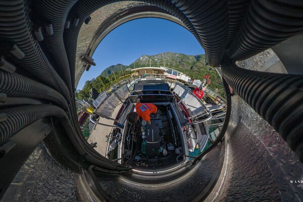 Vanuit Oeffelt door Europa: Storm, golven en takken op het fjord