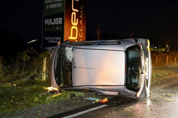 Auto op zijkant bij eenzijdig ongeval op N264 in Haps