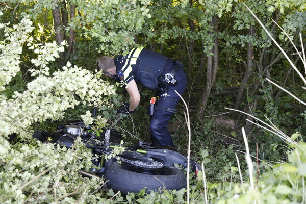 Motorrijder gewond na aanrijding met busje op N264 bij Oeffelt