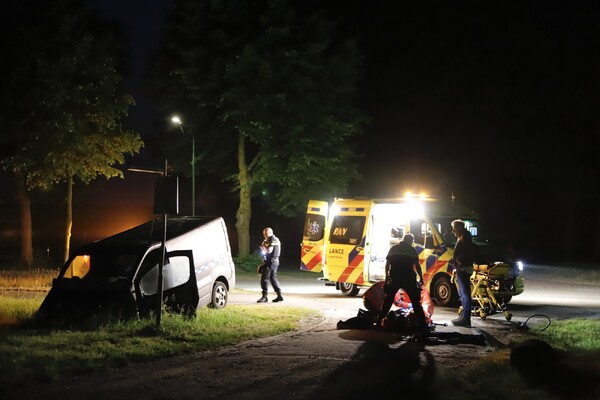 Vader en zoon belanden in sloot bij Linden na uitwijkmanoeuvre voor herten