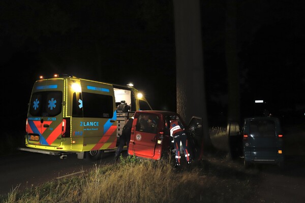45 km-auto botst tegen boom na inhaalactie in Beers