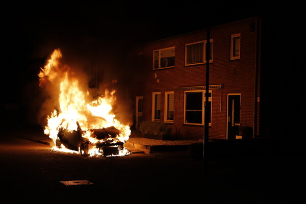 Auto uitgebrand voor woning in Beers