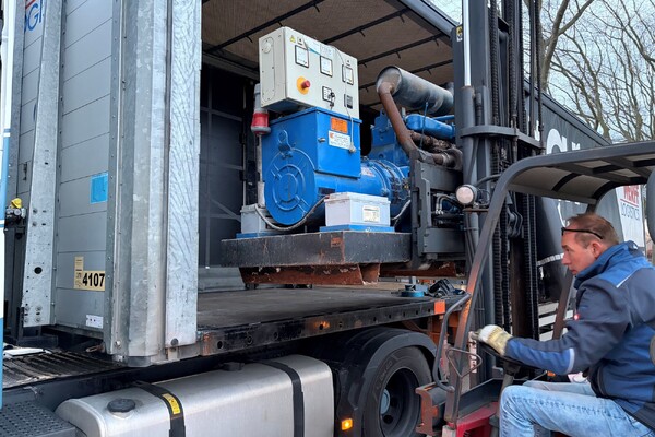 Stoppend pluimveebedrijf uit Haps doneert aggregaat aan Oekraïens ziekenhuis