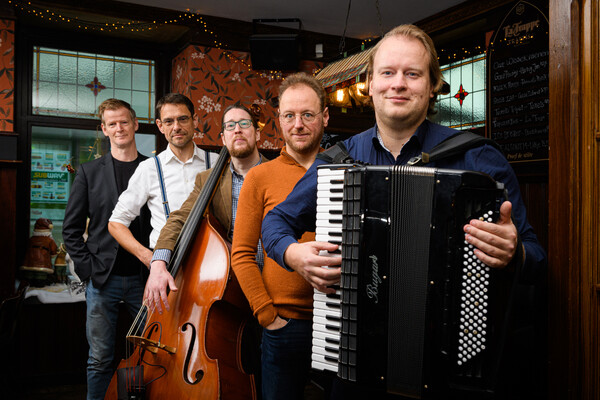 Duo Leistra & Van Baest brengt ode aan Harry Bannink in Schouwburg Cuijk